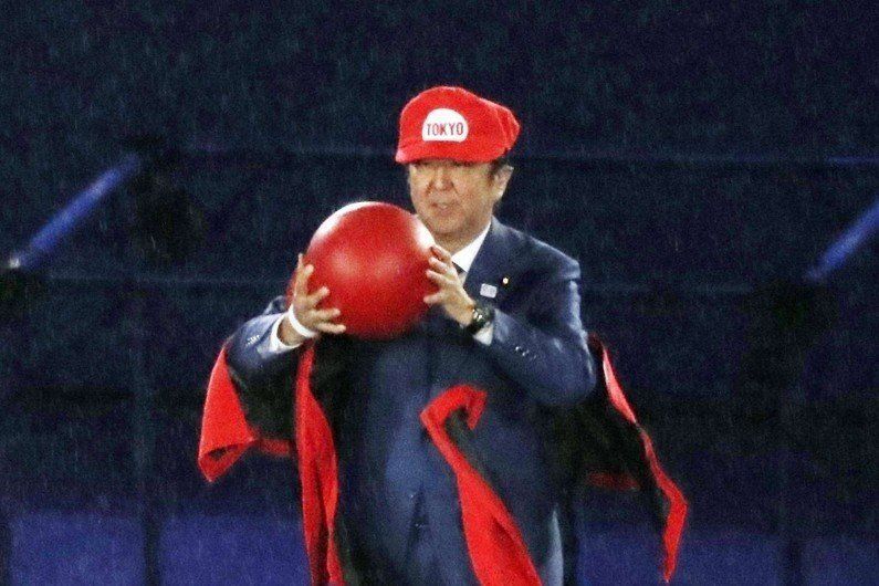 Clôture des JO : le premier ministre japonais apparaît sur scène déguisé en Mario