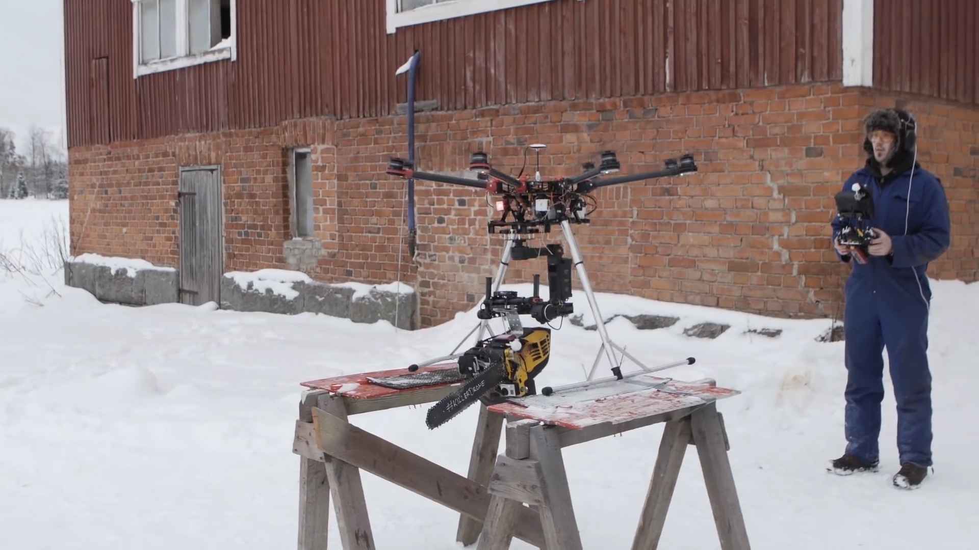Ce drone tueur équipé d'une tronçonneuse traumatise les écureuils #3