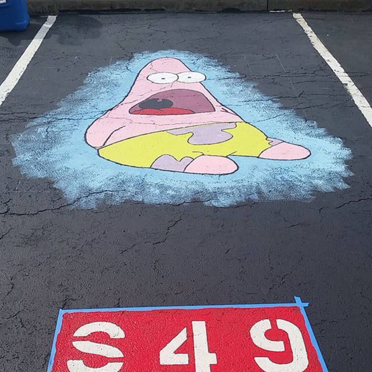 Aux Etats-Unis, les étudiants peignent leur place de parking #6