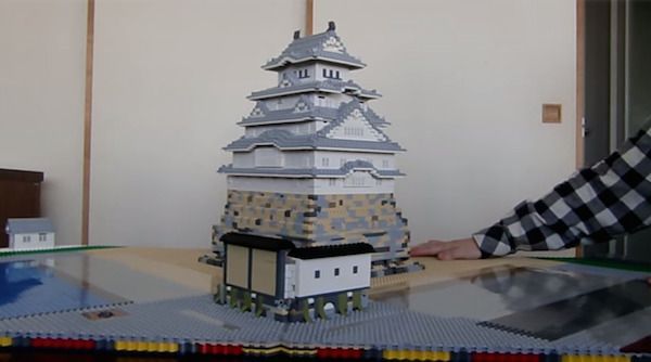 Cet incroyable château en LEGO se déplie comme un livre