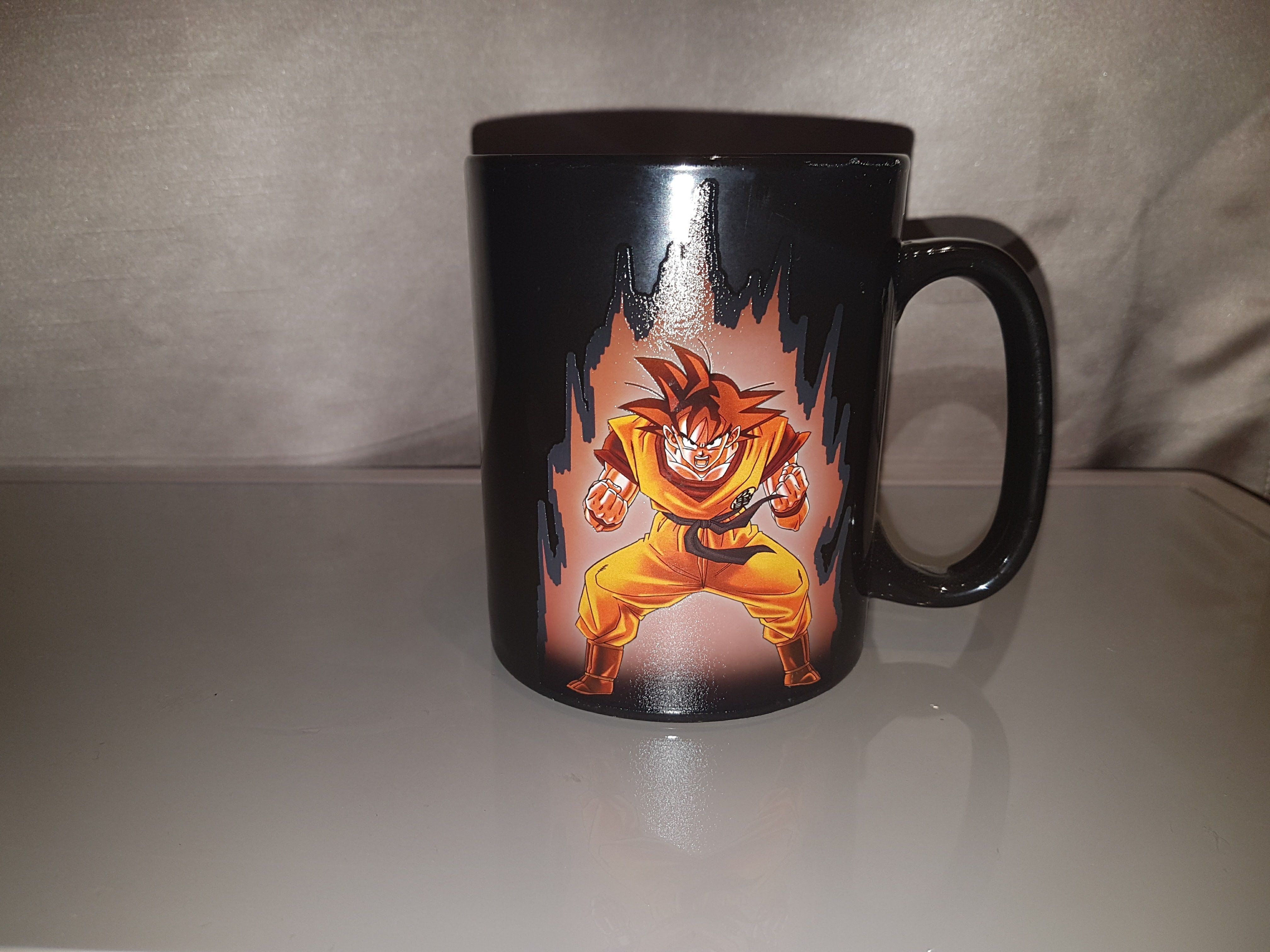 Ce mug Dragon Ball Z transforme Sangoku en Super Guerrier quand votre café est chaud #4