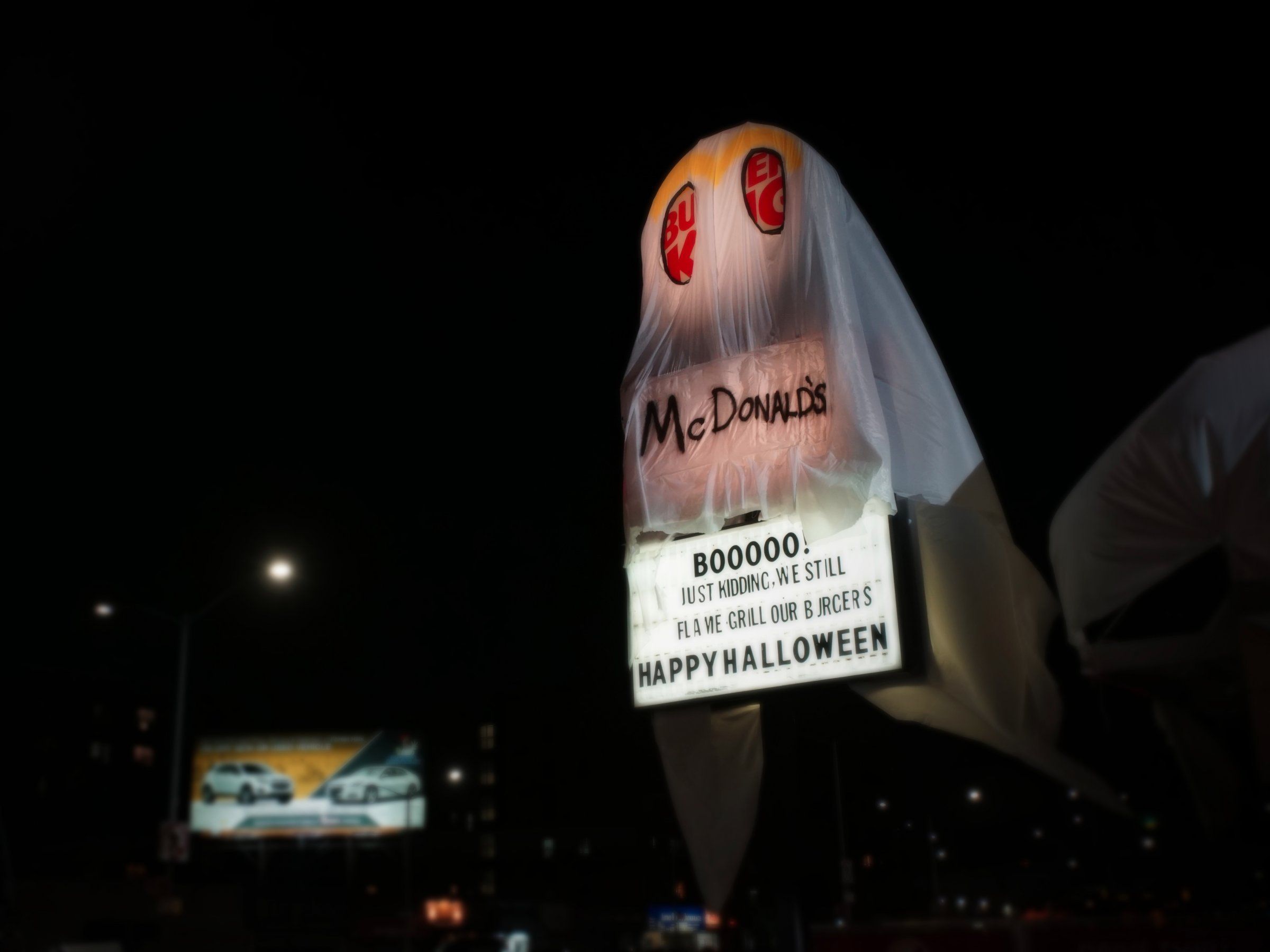 Burger King trolle McDonald's pour halloween #3