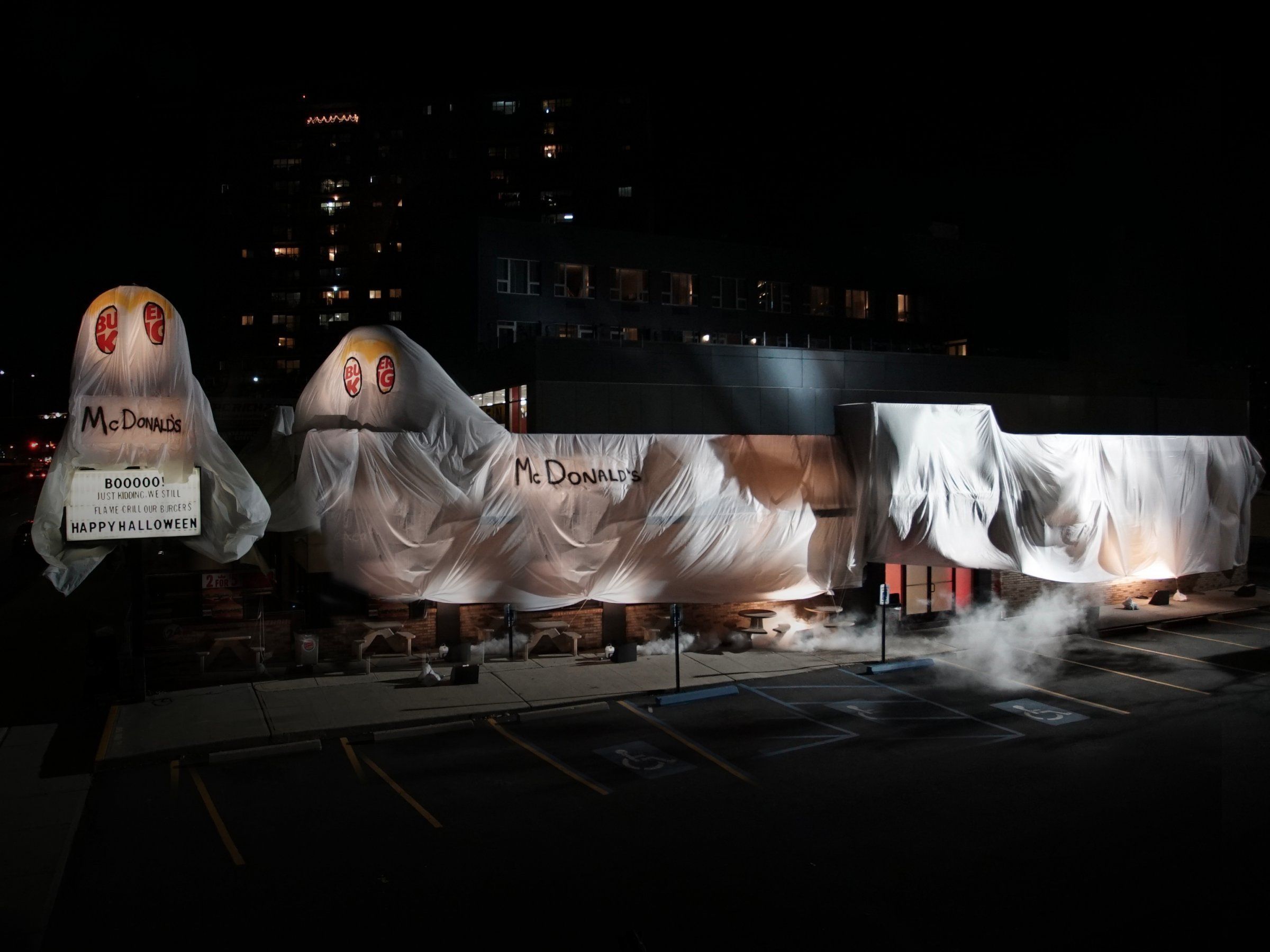 Burger King trolle McDonald’s pour halloween #2