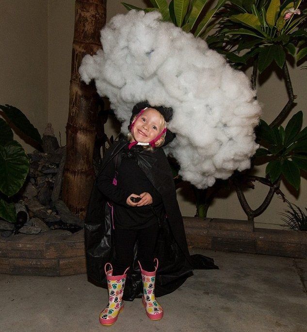 Halloween : il déguise sa fille en nuage orageux