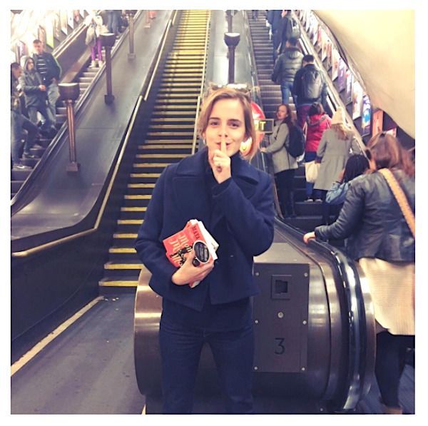 Emma Watson dissimule des livres dans le métro londonien