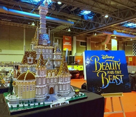 Il crée la réplique du château de la Belle et la Bête en 250.000 pièces de LEGO