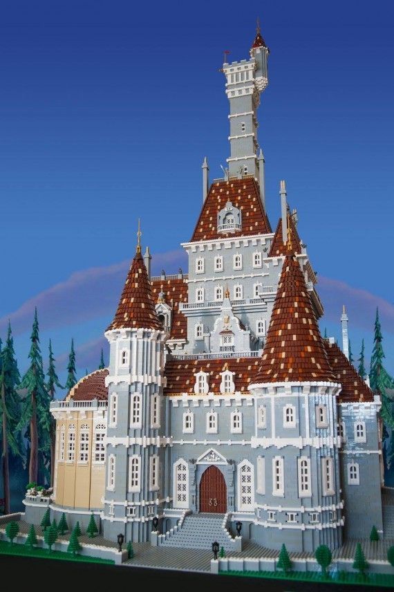Il crée la réplique du château de la Belle et la Bête en 250.000 pièces de LEGO