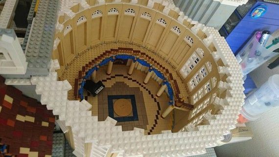 Il crée la réplique du château de la Belle et la Bête en 250.000 pièces de LEGO #3