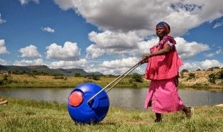 Hippo Water Roller : un bidon roulant pour transporter l'eau potable