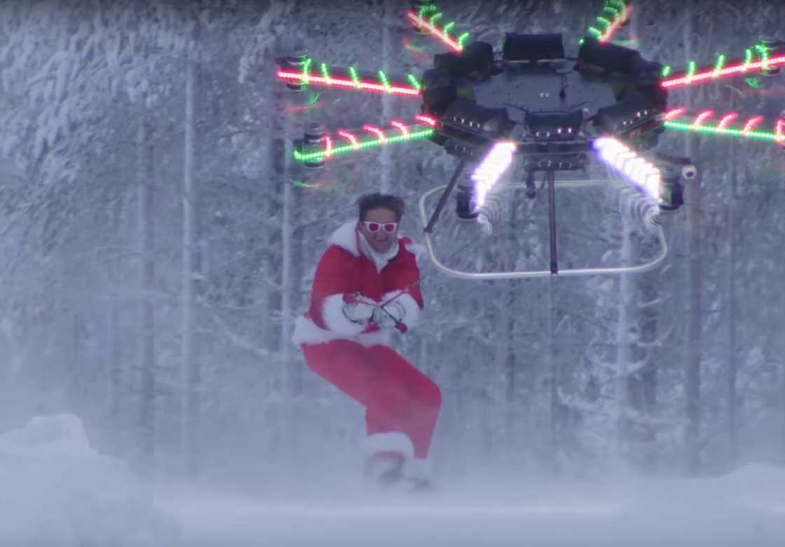 Drone Surfing : un père-noël dévale les pistes tiré par un drone géant