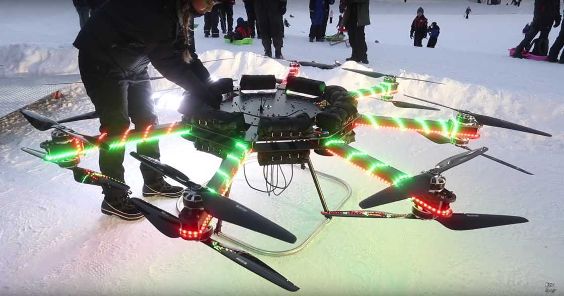 Drone Surfing : un père-noël dévale les pistes tiré par un drone géant #2