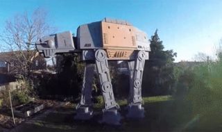 Star Wars : un fan a créé un AT-ACT géant dans son jardin