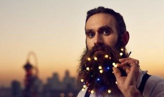 Transformez votre barbe en sapin de Noël avec une guirlande lumineuse