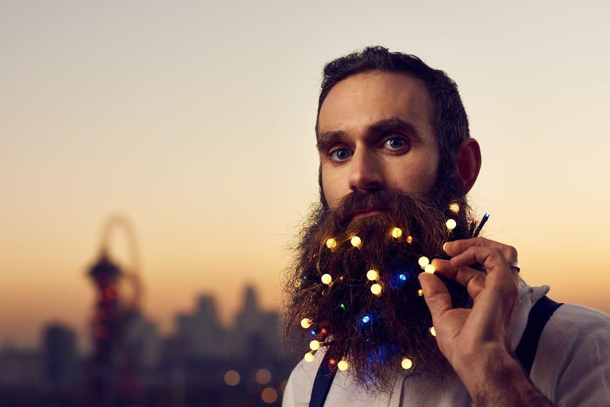 Transformez votre barbe en sapin de Noël avec une guirlande lumineuse