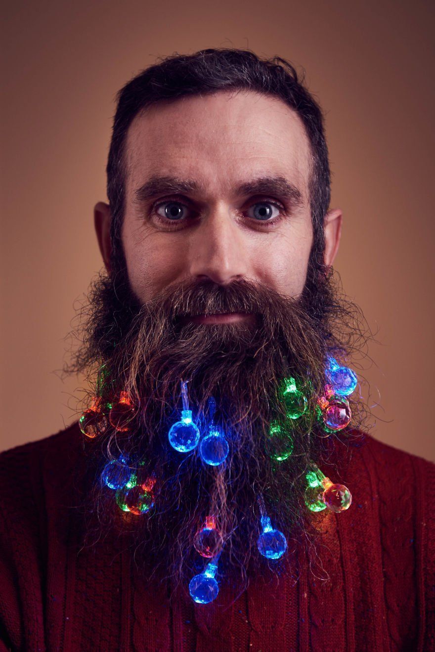 Transformez votre barbe en sapin de Noël avec une guirlande lumineuse #4