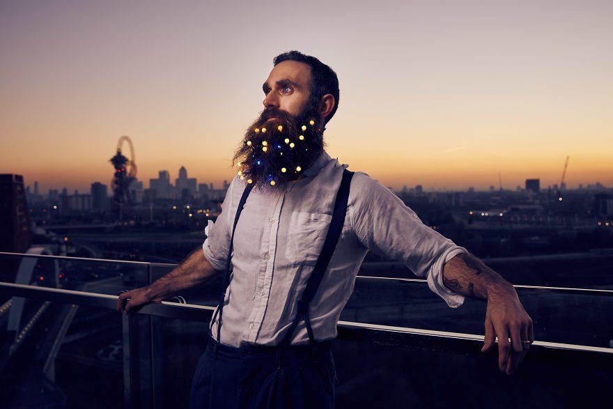 Transformez votre barbe en sapin de Noël avec une guirlande lumineuse #6