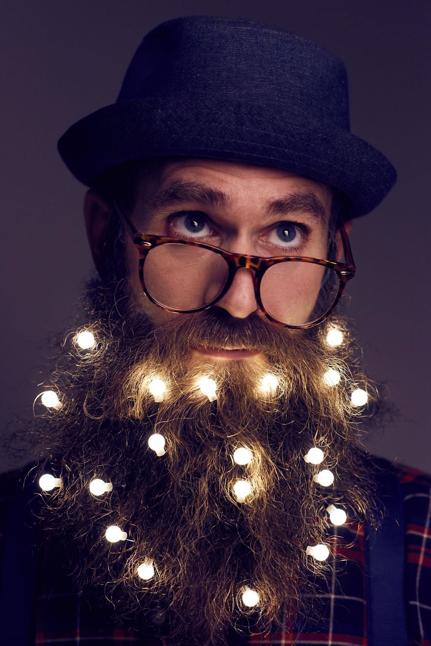 Transformez votre barbe en sapin de Noël avec une guirlande lumineuse #3
