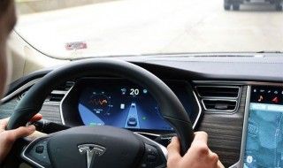 L'autopilote d'une voiture Tesla évite un accident à son conducteur