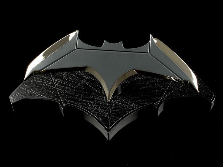 Batman V Superman : offrez-vous la réplique exacte du batarang #3