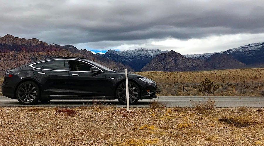 Tesla : sans réseau et sans clé il reste bloqué en plein désert