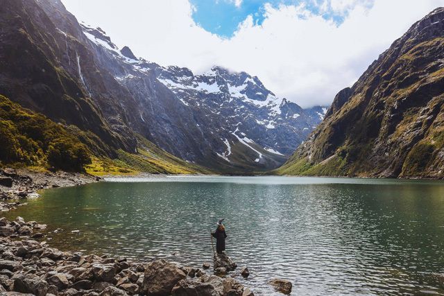 Un photographe visite la Nouvelle-Zélande déguisé en Gandalf