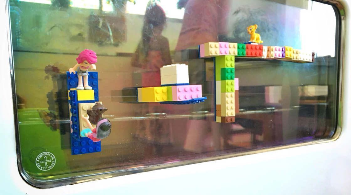 LEGO Tape : fixez vos briques partout avec cet adhésif compatible LEGO #13