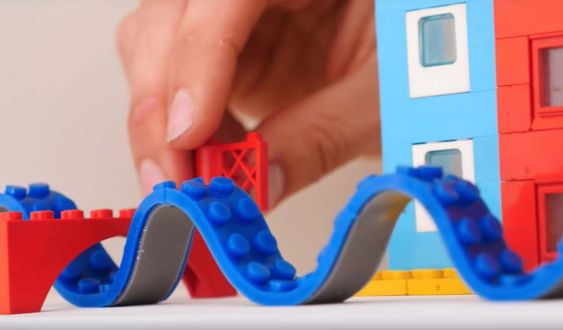 LEGO Tape : fixez vos briques partout avec cet adhésif compatible LEGO #3