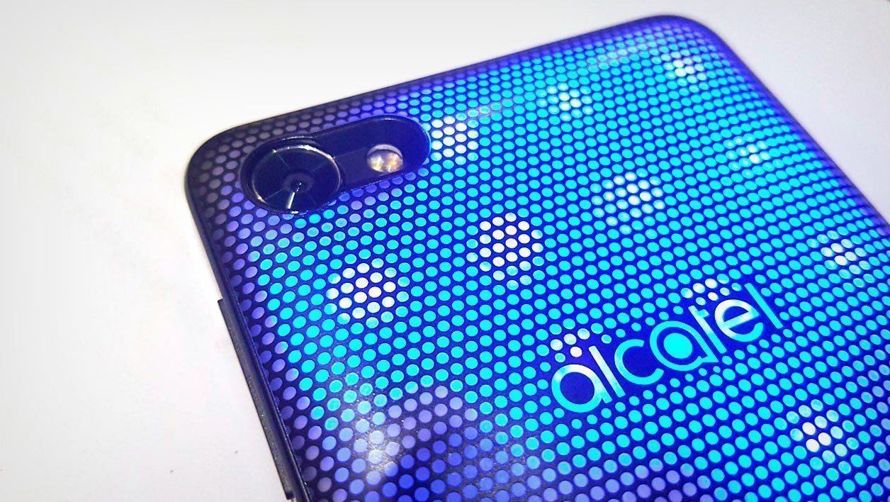 Alcatel lance l'Alcatel A5 LED, un smartphone avec dos lumineux