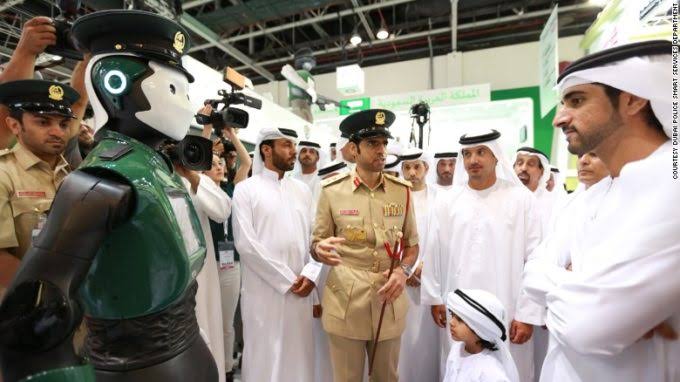 A Dubaï, un robot policier est entré en service