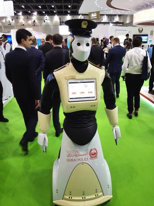 A Dubaï, un robot policier est entré en service #2