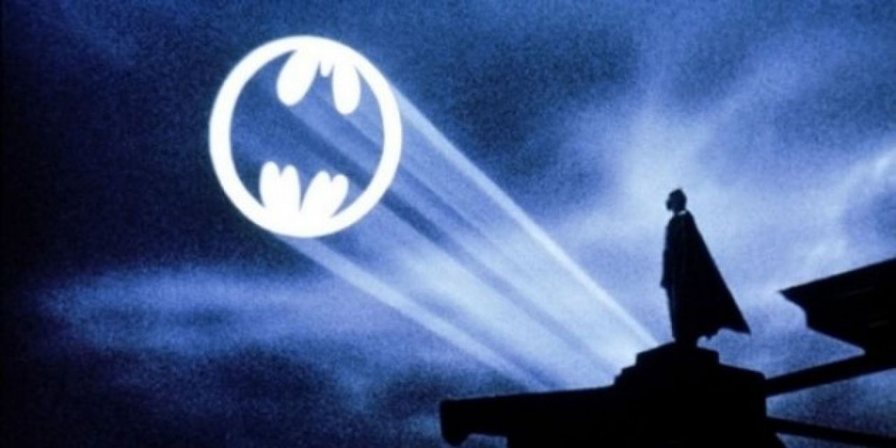 Batman : un bat-signal projeté dans le ciel en hommage à Adam West #2