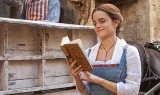 Emma Watson a caché des livres dans Paris