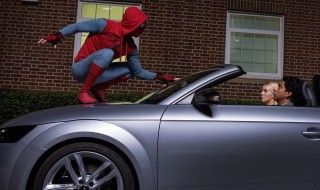 Peter Parker passe le permis au volant de l'Audi de Tony Stark