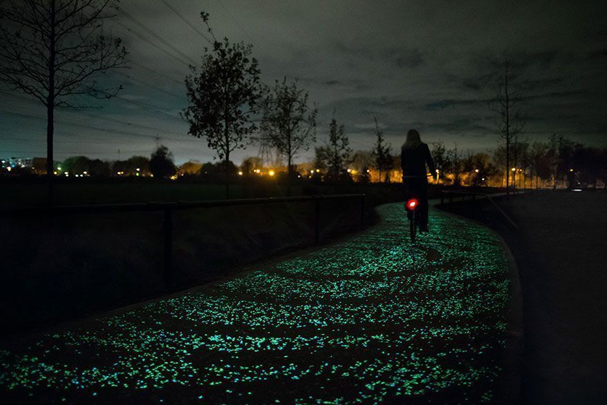 Une piste cyclable phosphorescente rend hommage à Van Gogh #8
