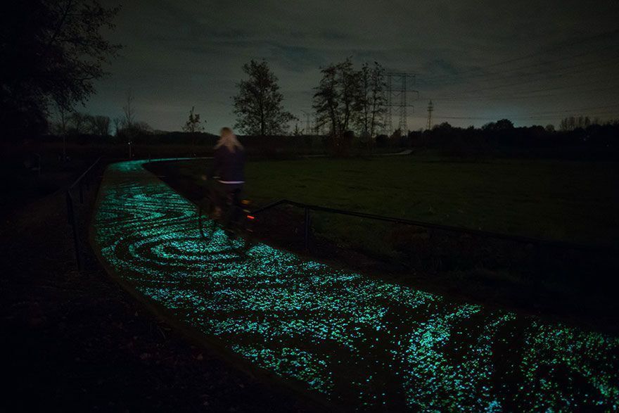 Une piste cyclable phosphorescente rend hommage à Van Gogh #6