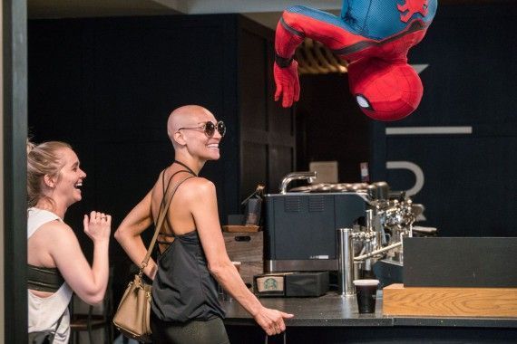 Spider-man effraie les clients d'un Starbucks