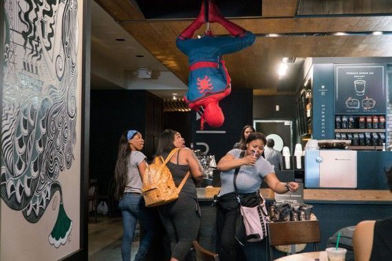 Spider-man effraie les clients d'un Starbucks