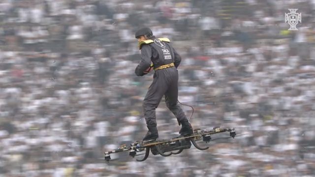 Un ramasseur de balle sur un drone fait sensation pendant un match