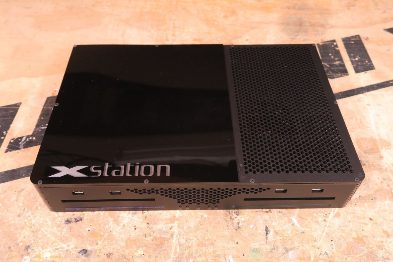 La console XStation permet de jouer aux jeux PS4 et Xbox One