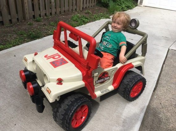 Jurassic Park : un papa geek transforme une mini voiture électrique en Jeep du film