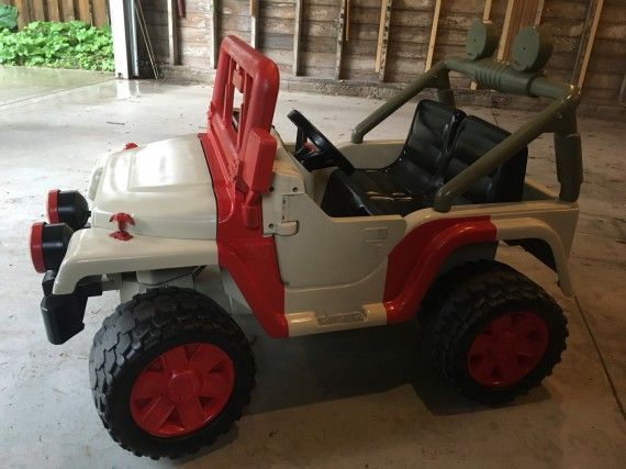 Jurassic Park : un papa geek transforme une mini voiture électrique en Jeep du film #9