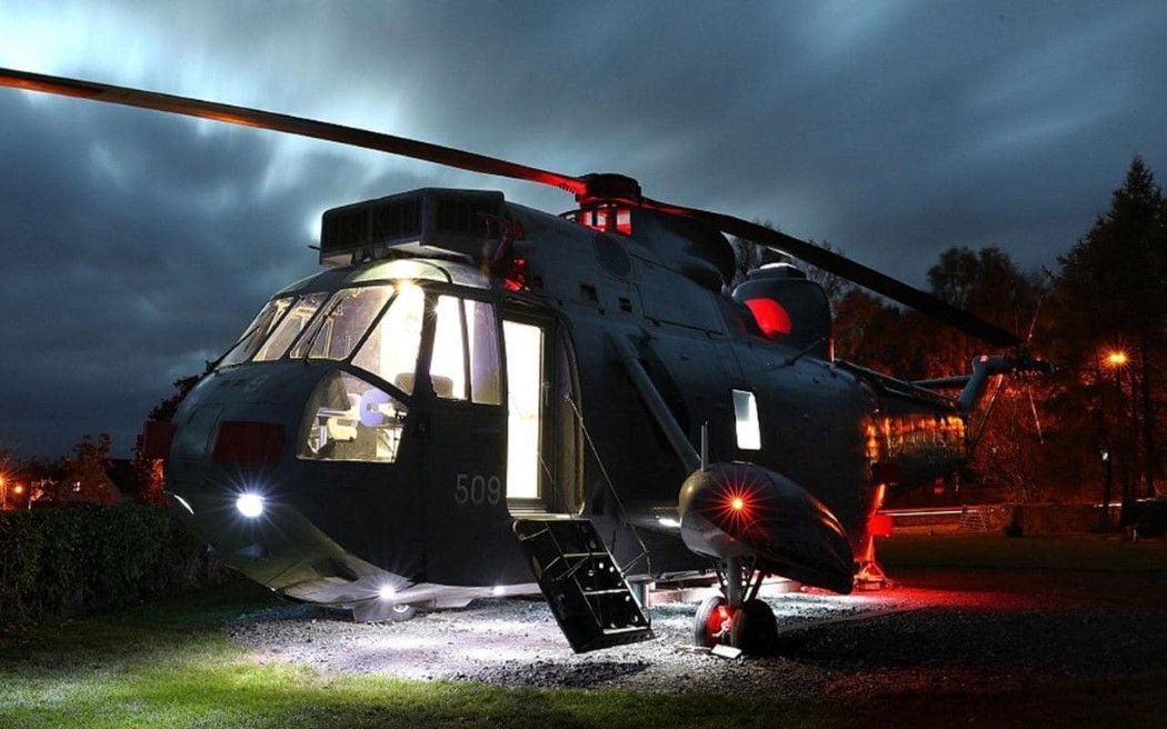 Un hélicoptère de la la Royal Navy converti en chambre d'hôtel #2