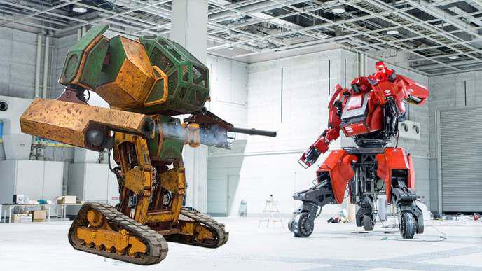 Combat de robots : un mecha américain découpe un robot japonais avec une tronçonneuse géante