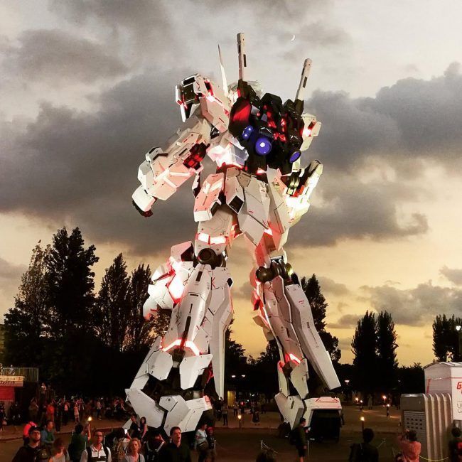 Un Gundam transformable géant fait le show à Tokyo