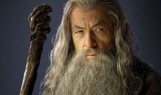 Ian McKellen partant pour interprêter Gandalf dans la série TV Le Seigneur des Anneaux d'Amazon