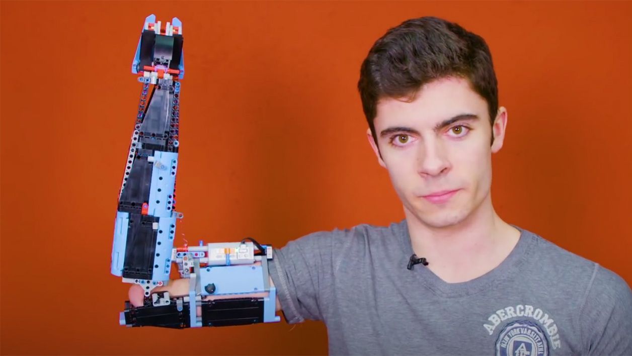 Né sans avant-bras, il se fabrique une prothèse en LEGO fonctionnelle