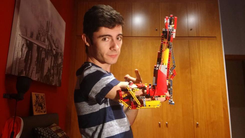 Né sans avant-bras, il se fabrique une prothèse en LEGO fonctionnelle #2