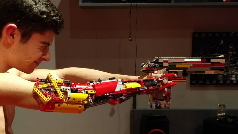 Né sans avant-bras, il se fabrique une prothèse en LEGO fonctionnelle #3