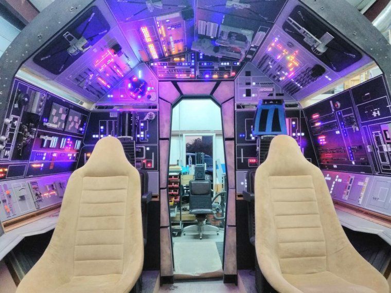 Star Wars : 2 fans fabriquent une réplique du cockpit du Faucon Millenium taille réelle
