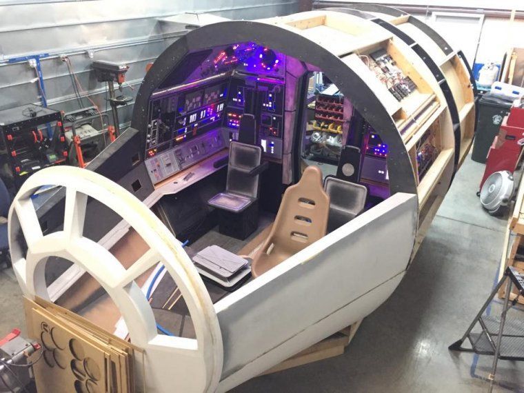 Star Wars : 2 fans fabriquent une réplique du cockpit du Faucon Millenium taille réelle #2